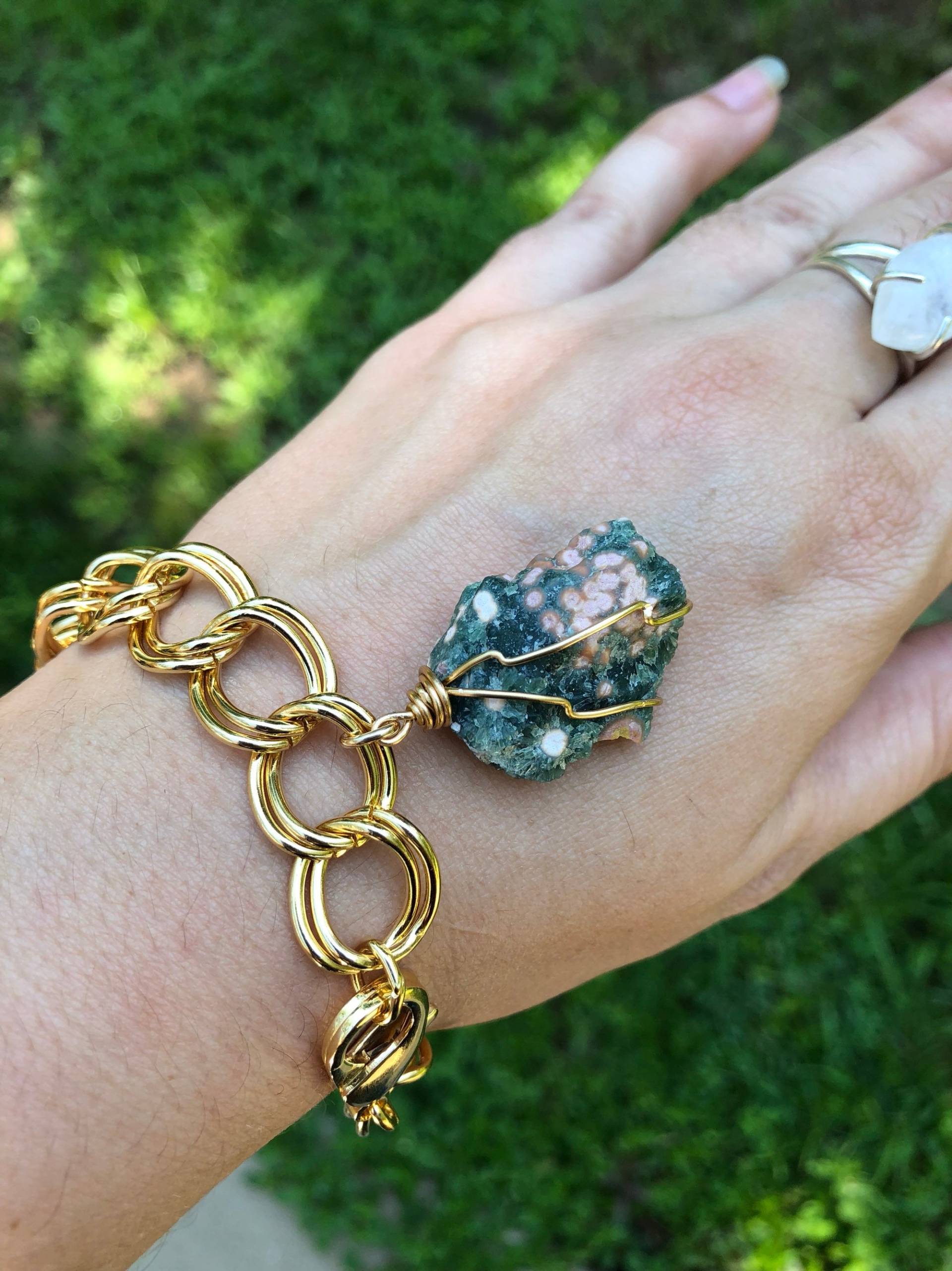 Ozean-Jaspis-Charm-Armband von EmpathMoonGems