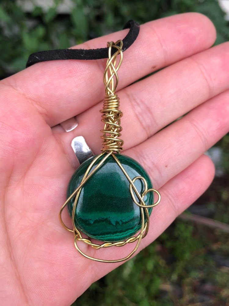 Runde Poliertes Malachit Cabochon Und Kupferpendant von EmpathMoonGems