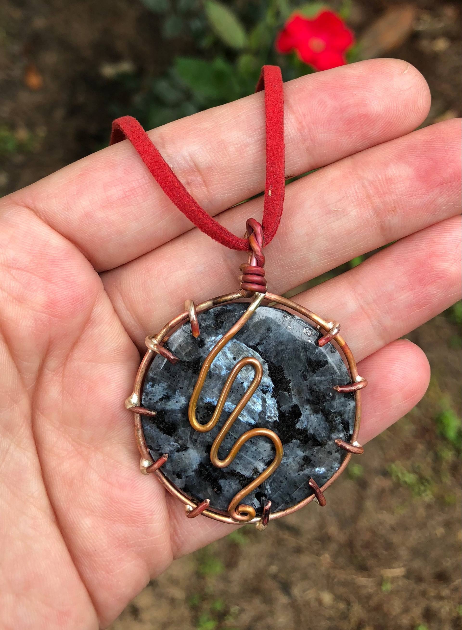 Schwarzer Mondstein/Larvikit Medaillon Kette Handgemacht in Kupfer von EmpathMoonGems