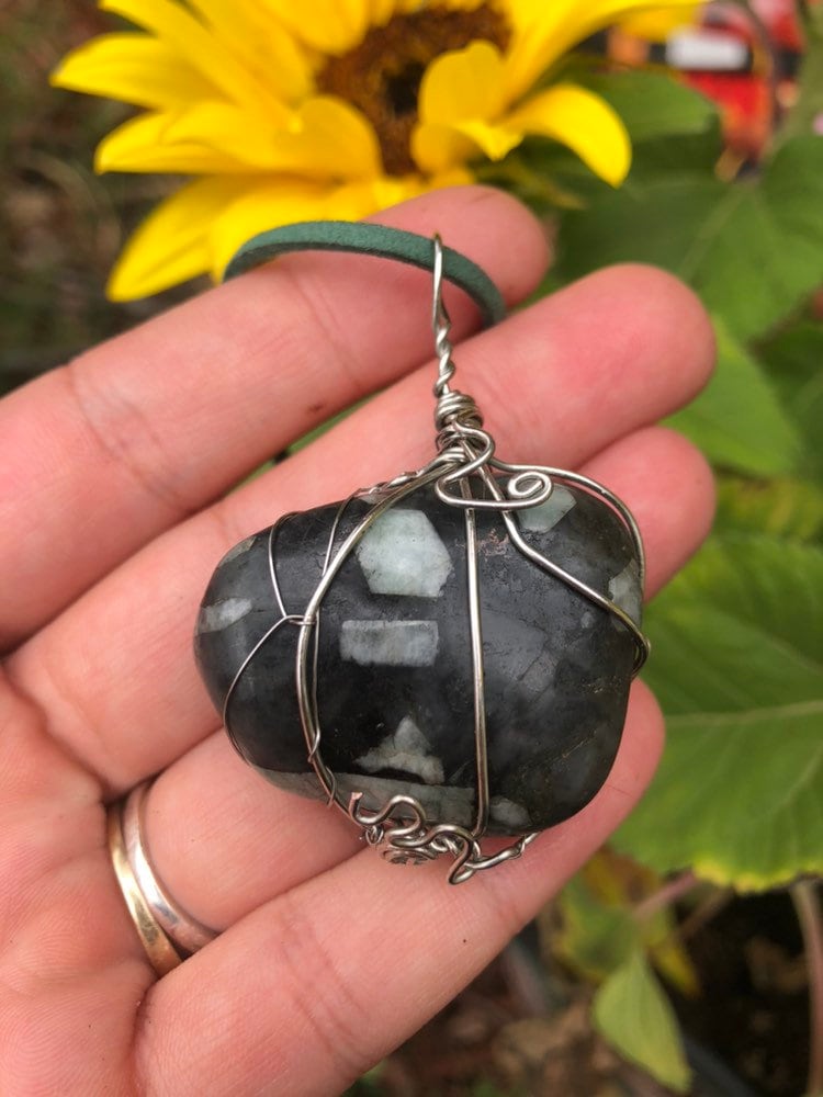 Smaragd/Beryll Kristall in Matrix-Anhänger von EmpathMoonGems