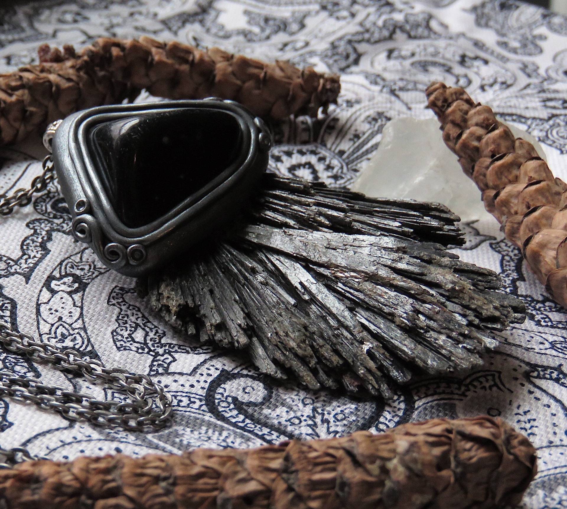 Clay Obsidian Kyanit Kristall Schmuck Anhänger Halskette Clay Obsidian Kyanit Kristall Schmuck Anhänger Halskette von EmpathicEnchantments