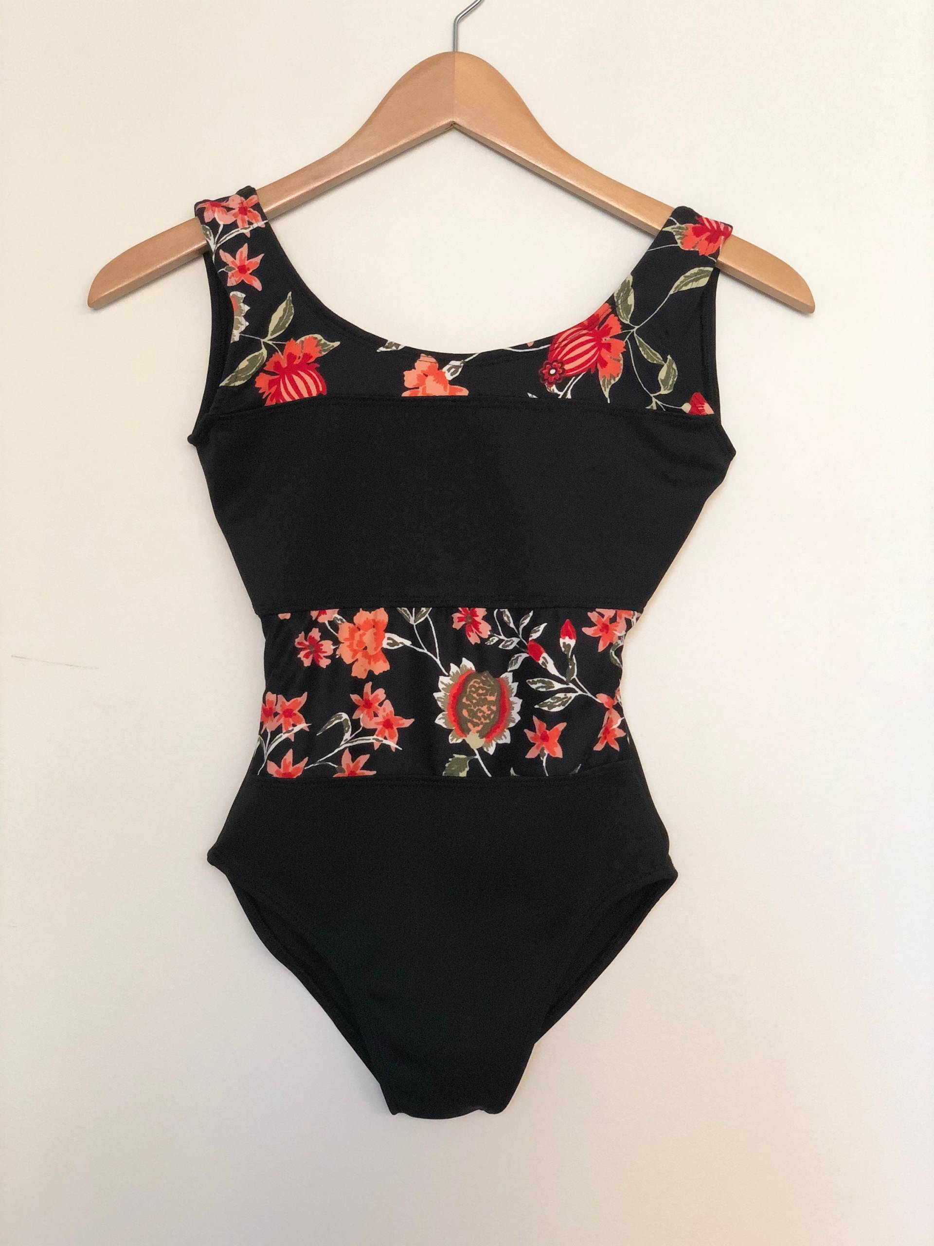 Schwarzes Trikot Mit Blume von Empiretiaras