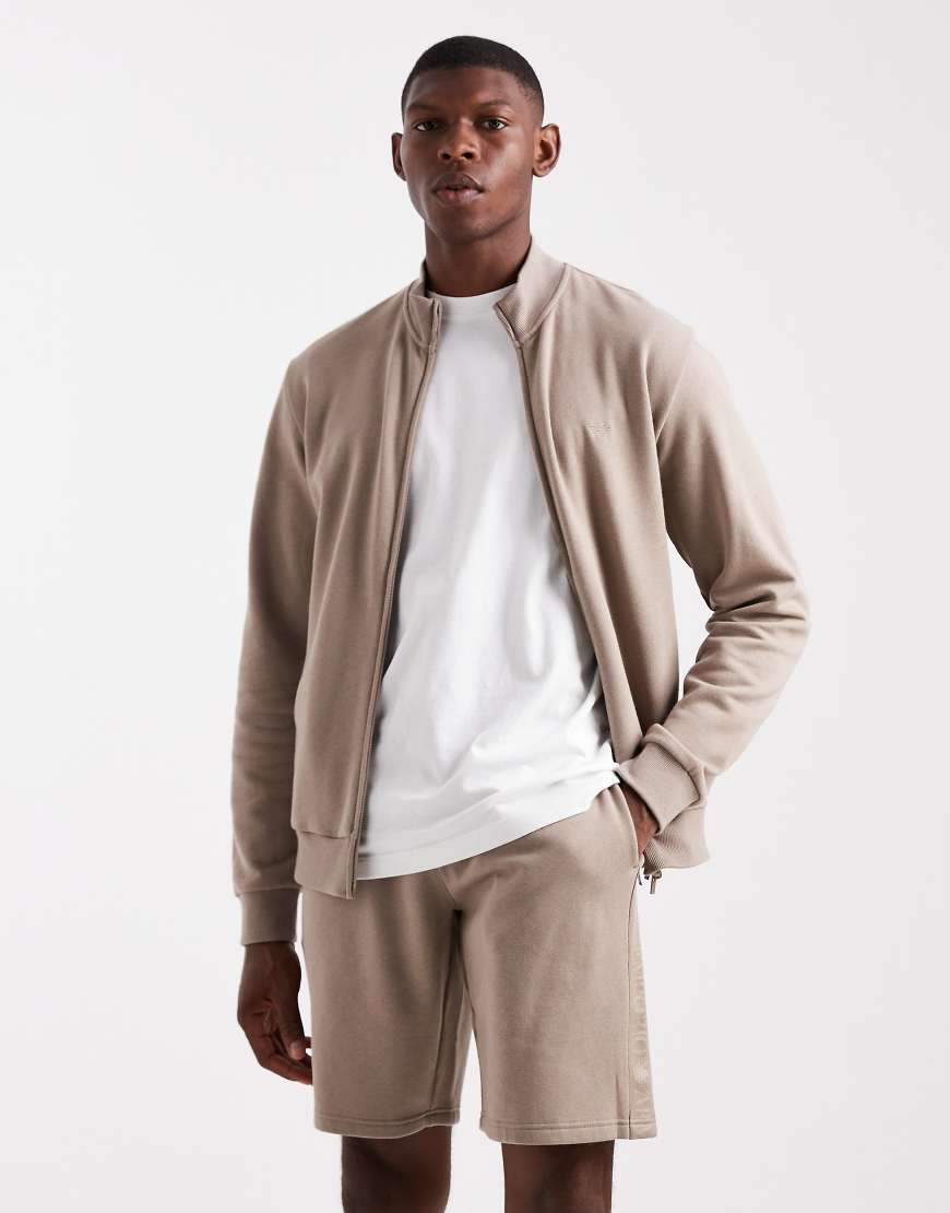 Emporio Armani - Schmal zulaufende Bermuda-Sweatshorts in Steinbeige mit Logo-Neutral von Emporio Armani