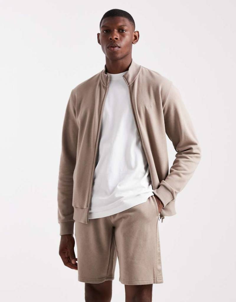 Emporio Armani - Schmal zulaufende Bermuda-Sweatshorts in Steinbeige mit Logo-Neutral von Emporio Armani