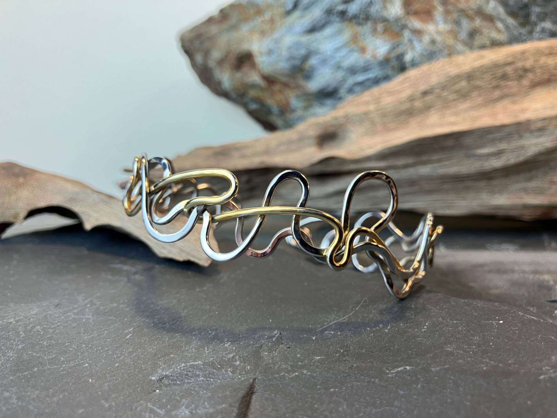 Armreif Edelstahl & Gold - Geschmiedet Statement Unikat Elegantes Auffälliges Design von EmporioPapageno