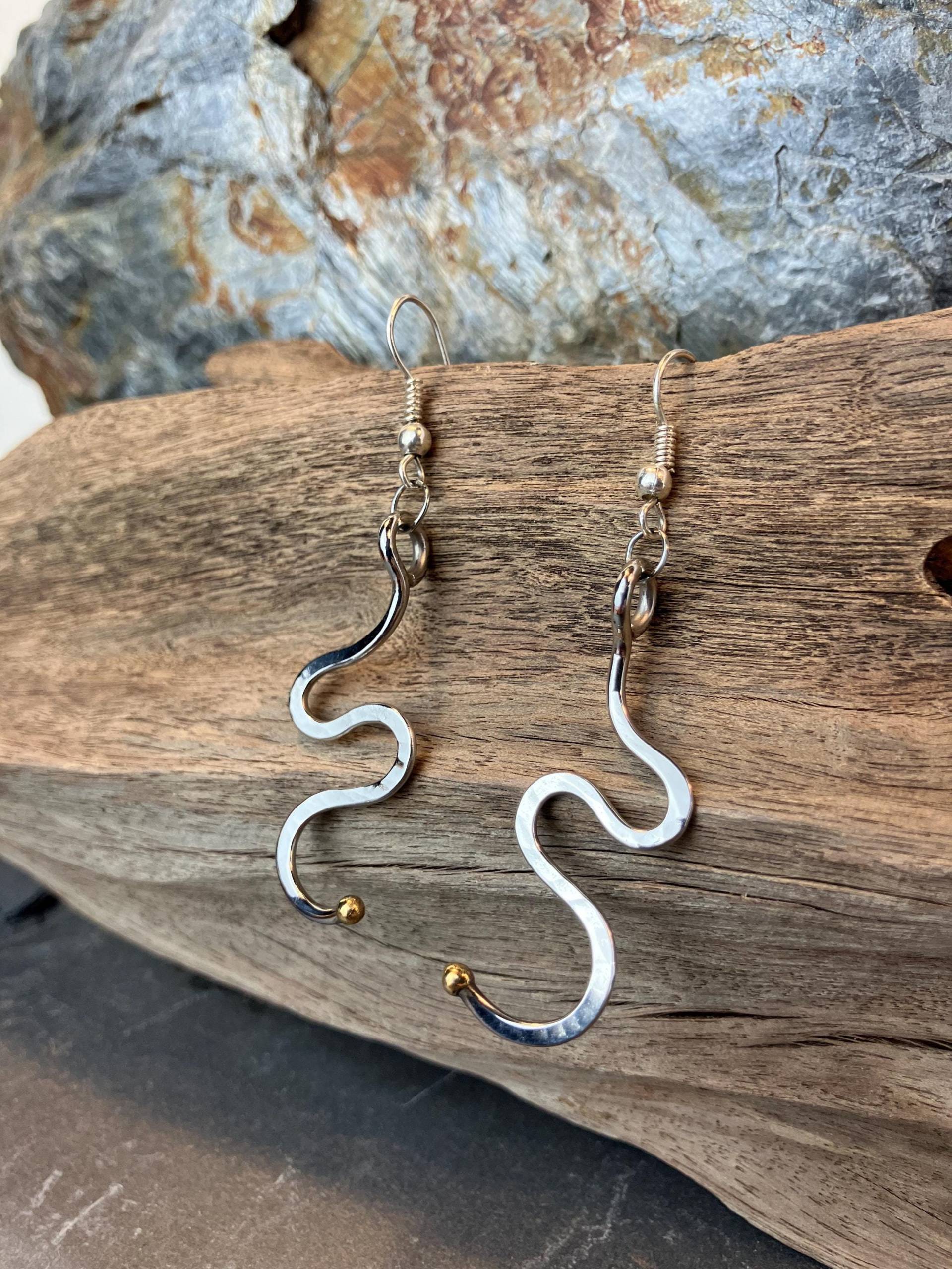 Elegant Geschwungene Ohrringe - Edelstahl Mit Gold Akzenten Geschmiedetes Unikat Elegant Geschwungene Ohrringe - Edelstahl Mit Gold Akzenten Geschmiedetes Unikat von EmporioPapageno