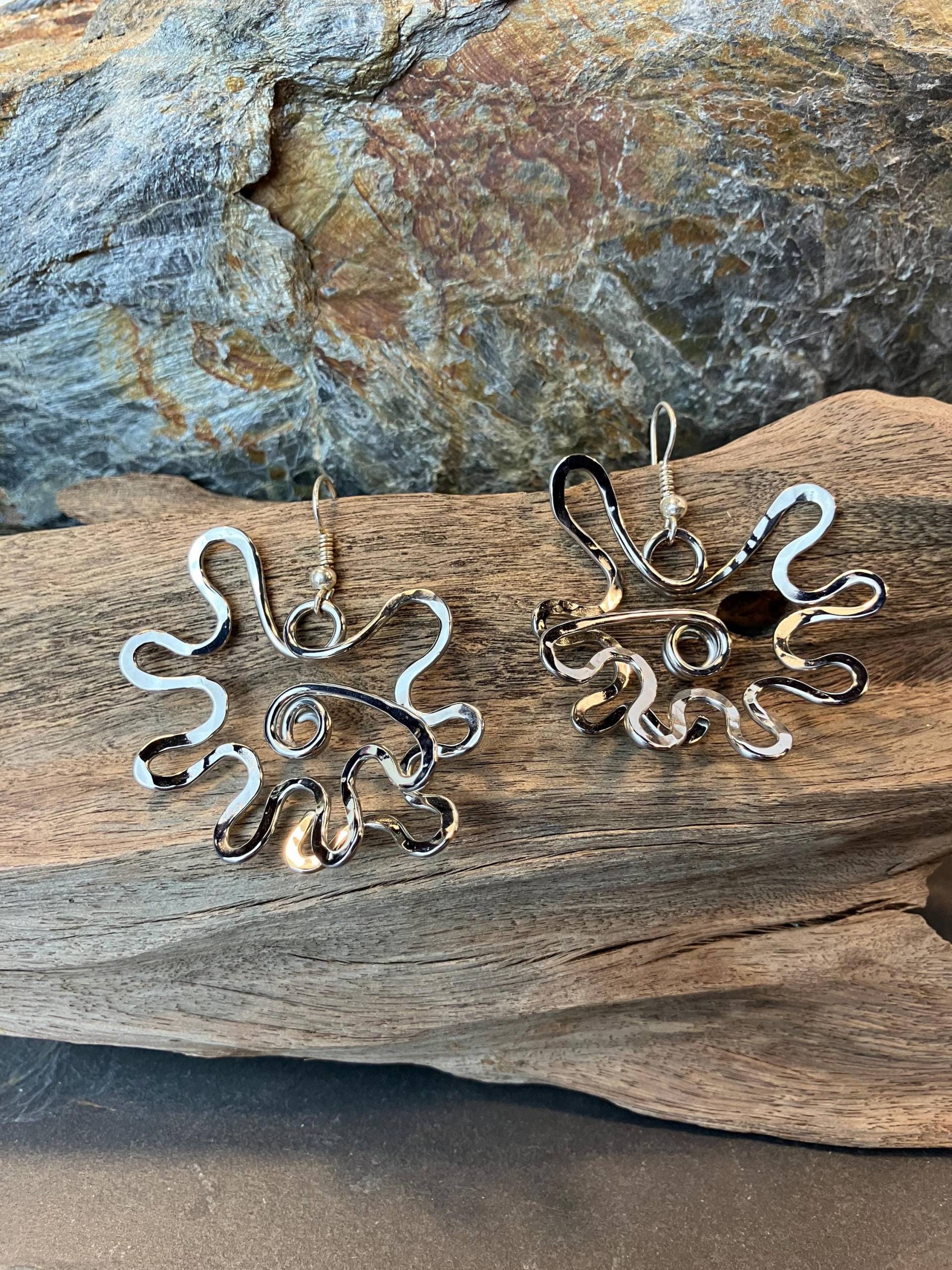 Verspielte Blumen Ohrringe - Edelstahl Geschmiedetes Unikat Ausgefallenes Design von EmporioPapageno