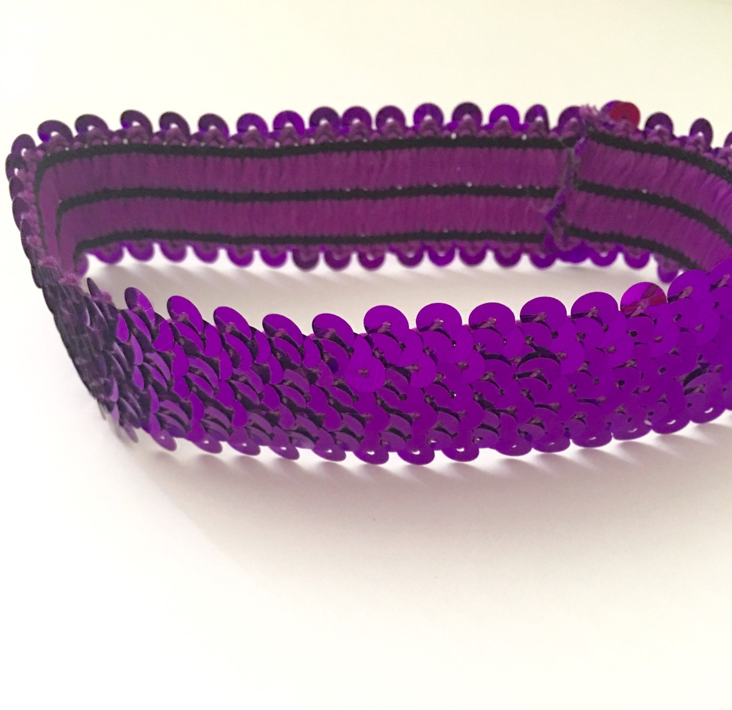 Violet 25mm Stretch Pailletten Stirnband Team Softball Basketball Beachvolleyball Bahn Violet 25mm Stretch Pailletten Stirnband Team Softball Basketball Beachvolleyball Bahn von EmpowerFuturewave