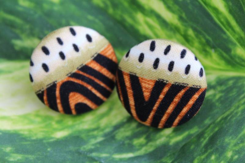 Wildes Kind Knopf-Ohrringe von Emprezzed