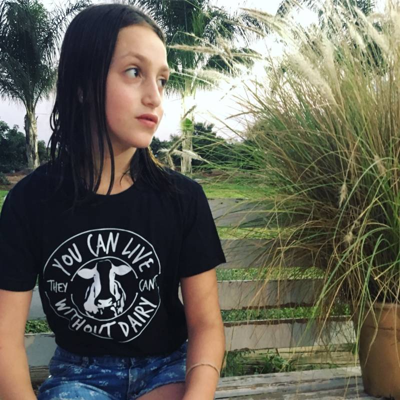 Ohne Molkerei Kinder Unisex T-Shirt, Vegan Kid, Anti-Milch-, Milchfrei, Pflanzenbasiert, Bekleidung, Tierrechte, Gehen Ohne Molkerei Kinder Unisex T-Shirt, Vegan Kid, Anti-Milch-, Milchfrei, Pflanzenbasiert, Bekleidung, Tierrechte, Gehen von EmptyCagesClothing