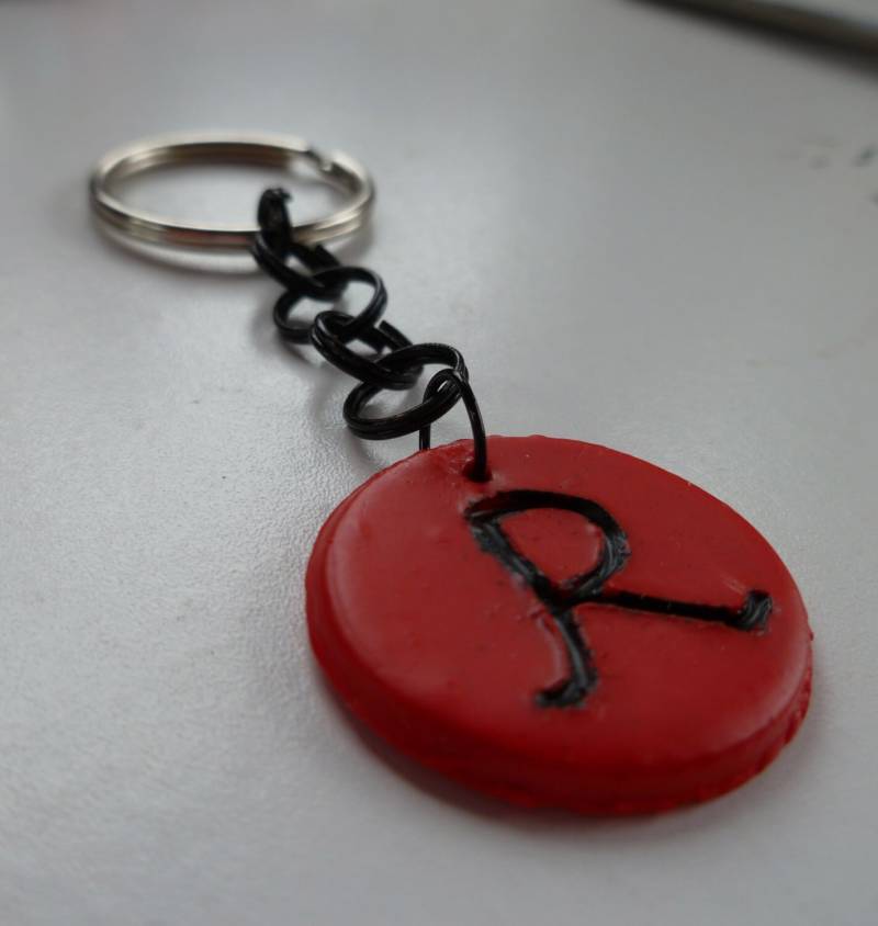 Rot Intial R Keychain von EmptyHeartCreations
