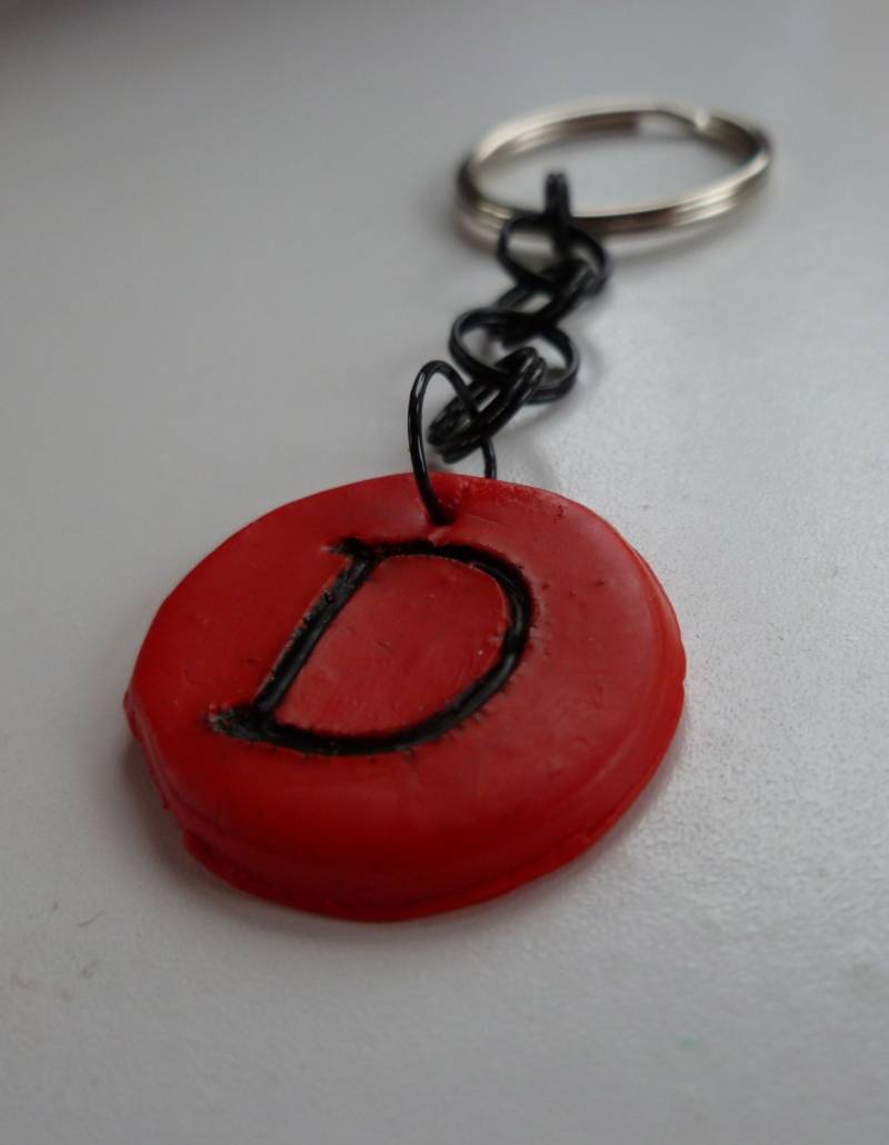 Rote Intial D Keychain von EmptyHeartCreations