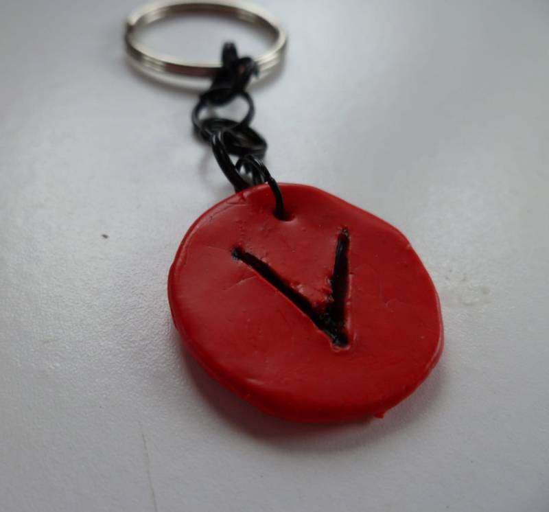 Rote Intial V Keychain von EmptyHeartCreations