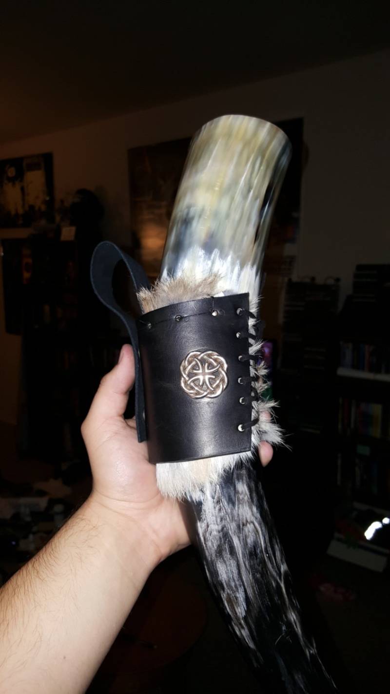 Handgearbeiteter Trinken Horn Inhaber W/Pelz & Metall Akzent Stück Handgearbeiteter Trinken Horn Inhaber W/Pelz & Metall Akzent Stück von EmrysLeatherAndHorns