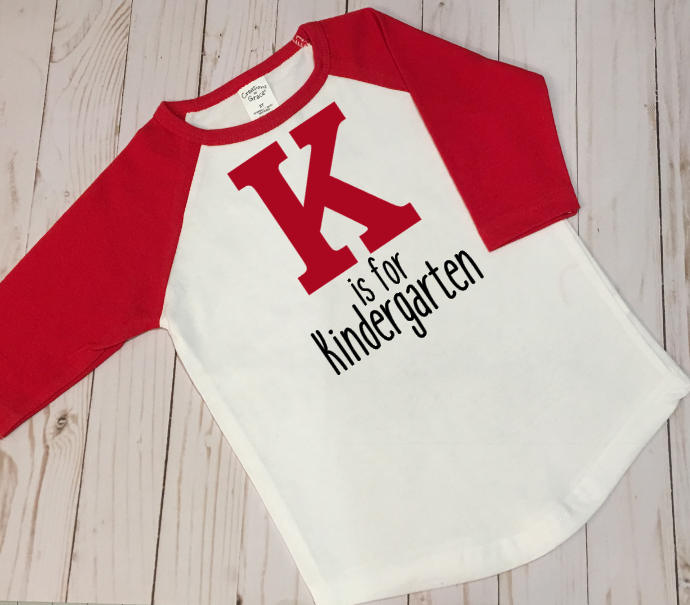 K Ist Für Kindergarten || Klasse Von 2030 Zurück Zur Schule Baseball Ragland Style Shirt K Ist Für Kindergarten || Klasse Von 2030 Zurück Zur Schule Baseball Ragland Style Shirt von EmsMonogramsAndGifts