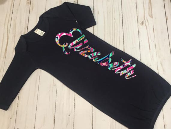 Lilly Inspiriert Taufe Kleid Mit Namen 3-6 Monate Größen .. Baby Langarm Baby-Dusche-Geschenke Säuglingskleidung Trendiges von EmsMonogramsKids