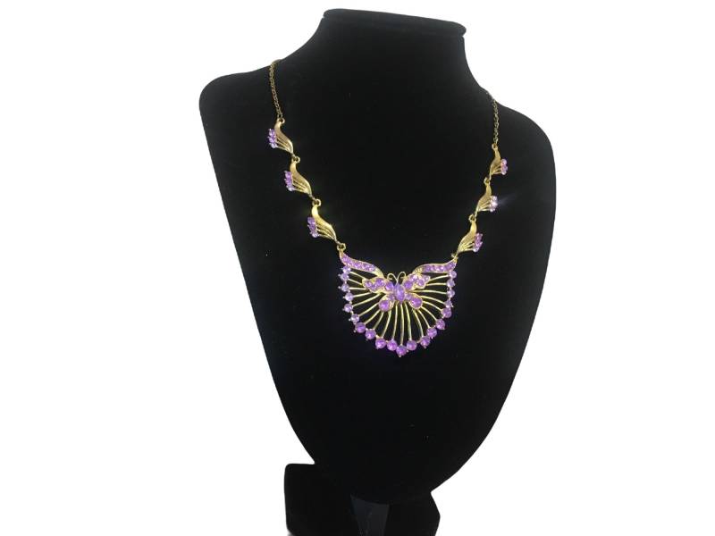 Goldfarbene Vinatge Schmetterling Halskette Mit Lila Kristallen von EmsVintageJewels
