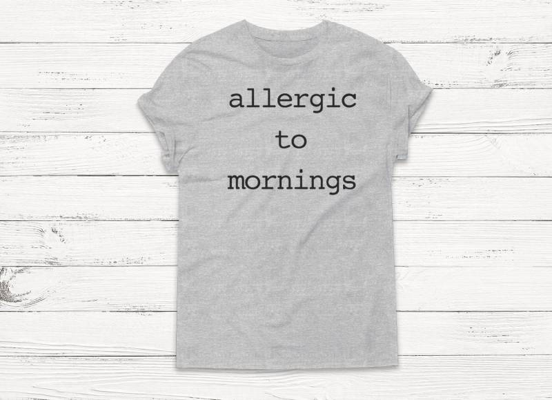 Allergic To Mornings - Schlaf Grafik T-Shirts Pullover Boyfriend Tshirt Damen Herren Sweatshirt Humor Unisex Top von Emtizee