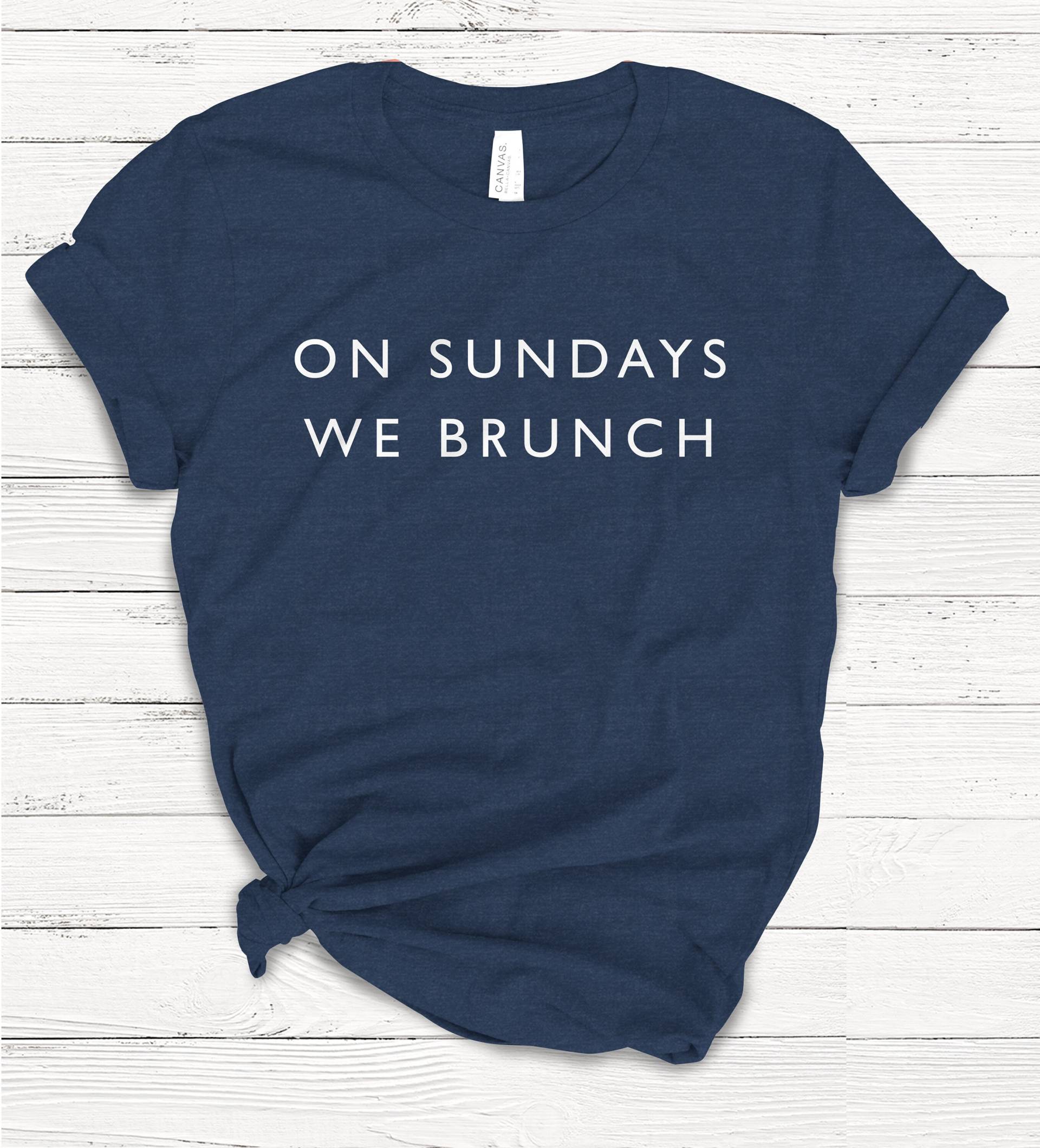 Am Sonntag Wir Brunch T-Shirt, Unisex Ringgesponnene Baumwolle Rundhalsausschnitt von Emtizee