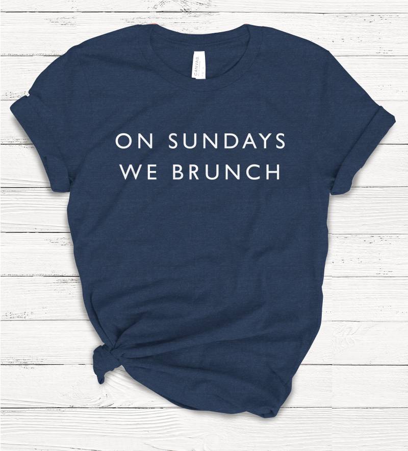 Am Sonntag Wir Brunch T-Shirt, Unisex Ringgesponnene Baumwolle Rundhalsausschnitt von Emtizee