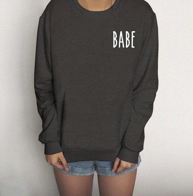 Babe - Mode Humor Girl Power Feminismus Pullover Sweatshirt Frauen Crewneck Männer Fleece T-Shirts Hipster von Emtizee