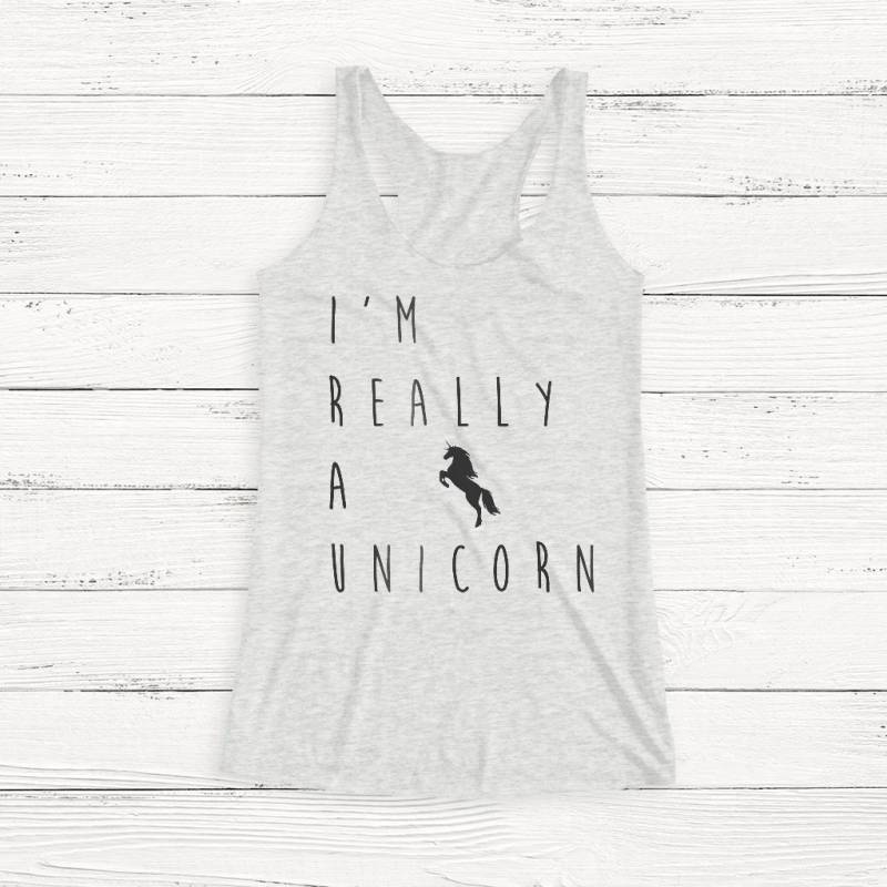 Einhorn Shirt - I'm A Unicorn Fairy Magic Mermaid Racerback Tank Top Frauen Humor Text Hipster Geschenk Grafik T-Shirt Unisex von Emtizee