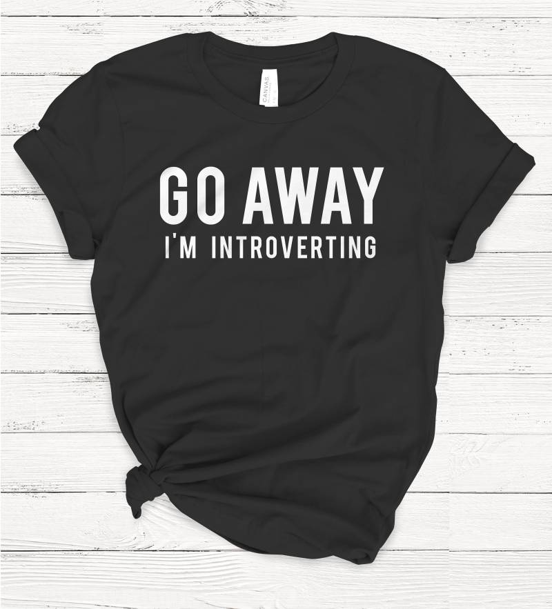 Go Away I'm Introverting T-Shirt, Damen Unisex Crewneck Shirt, Nerd, Awkward, Introvertiertes Kurzärmeliges T-Shirt von Emtizee