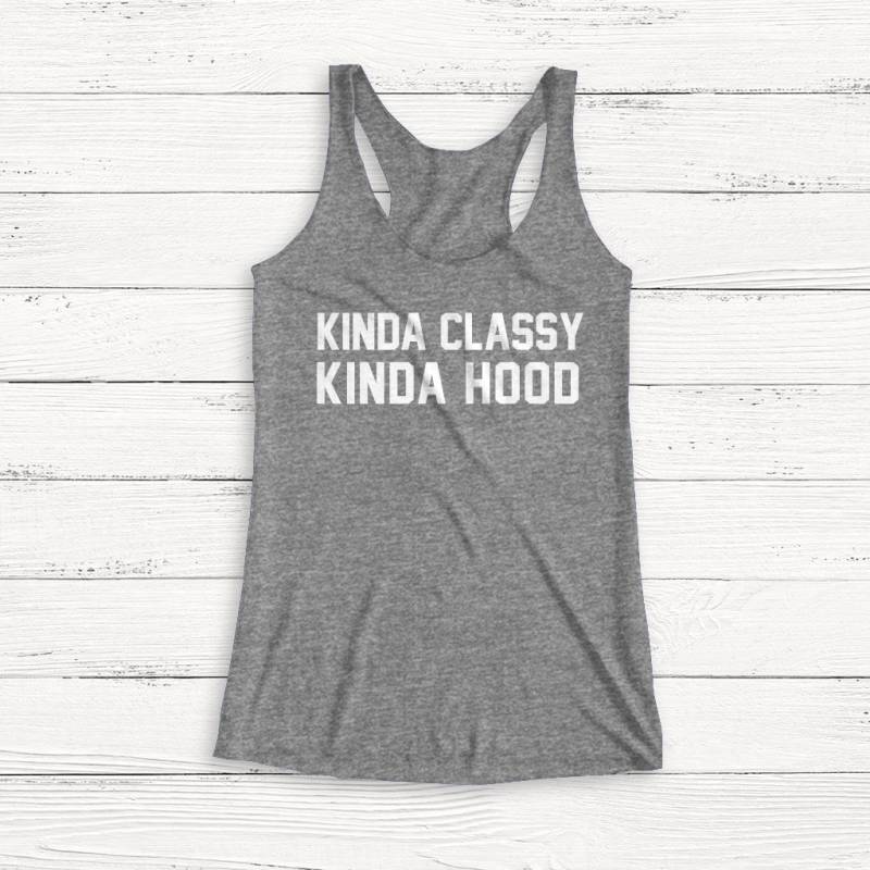 Kinda Classy - Lustig Racerback Tank Top Urlaub T Shirt Frauen Humor Text Hipster Geschenk Grafik T-Shirt von Emtizee