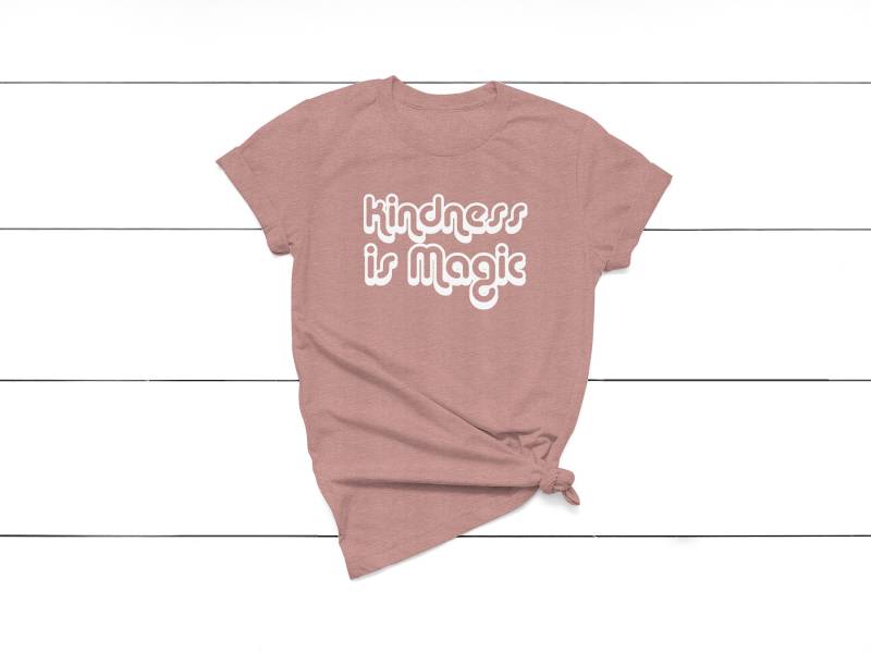 Kindness Is Magic T-Shirt, Gleichheit Stolz Feminismus, Retro Girl Power von Emtizee