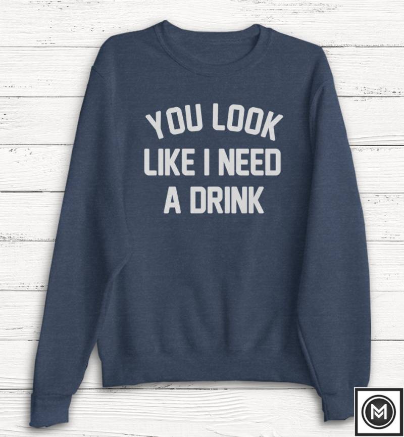 Lustiges Trink-Sweatshirt, Sie Sehen Aus, Als Würde Ich Einen Drink Brauchen, Unisex Fit von Emtizee