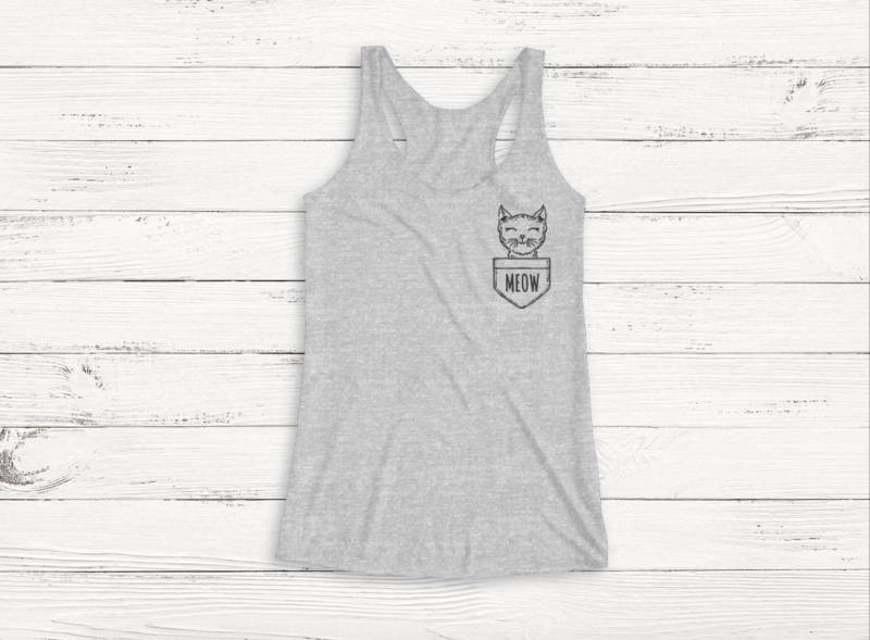 Meow Cat Pocket Racerback Tank Top - Lustiges Kätzchen Grafik-T-Shirt von Emtizee