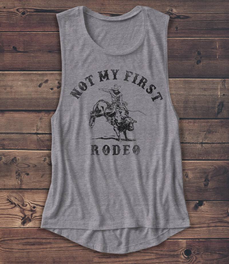 Nicht Mein Erster Rodeo Muskel - Frauen Grafik-T-Shirt Cowboy Land Wüste Western-Shirt Alkohol Brunch Wodka Mimosen Champagner von Emtizee