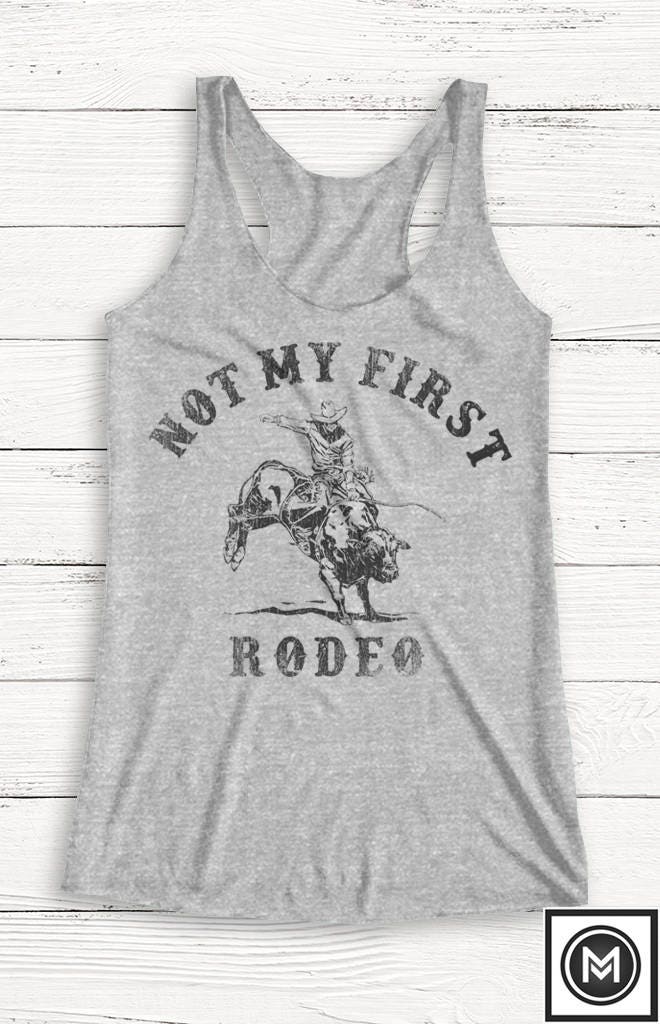 Not My First Rodeo Tank - Damen Grafik-T-Shirt Cowboy Country Western Vintage Retro Alkohol Wodka Mimosen Champagner von Emtizee