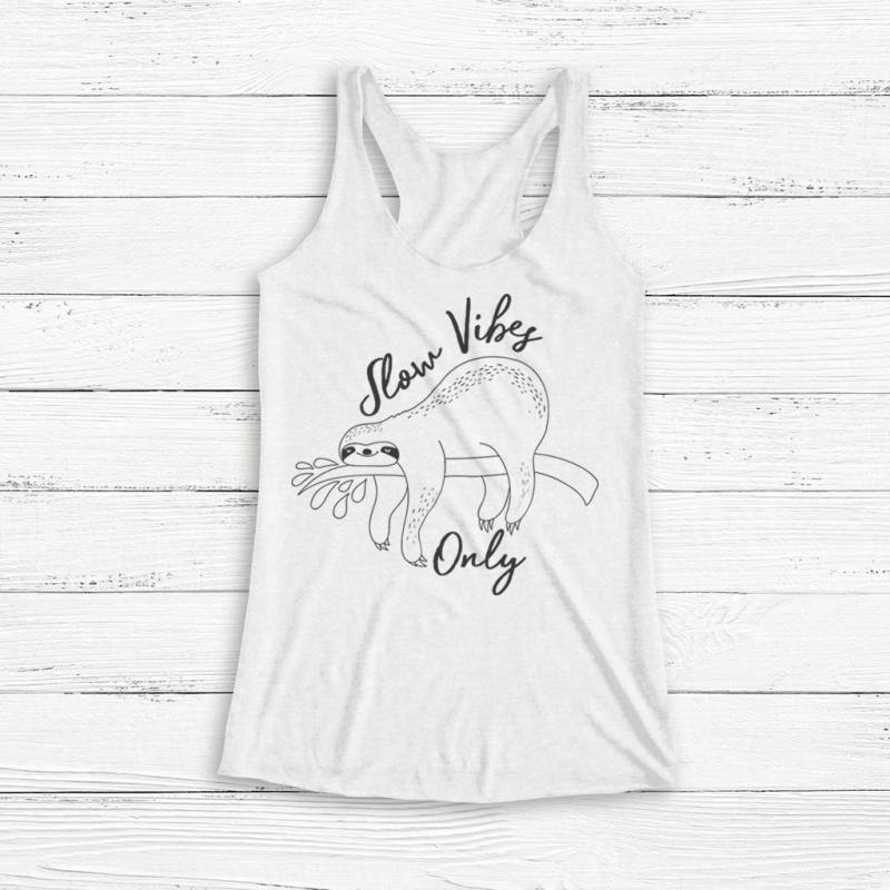 Slow Vibes Only - Süßes Faultier Tier Lustiges Racerback Tank Top Shirt Frauen Humor Text Hipster Geschenk Grafik T-Shirt Unisex von Emtizee