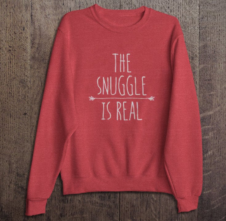 Snuggle Is Real - Pullover Sweatshirt Damen Shirt Humor Geschenk Grafik T-Shirt Tumblr Instagram von Emtizee