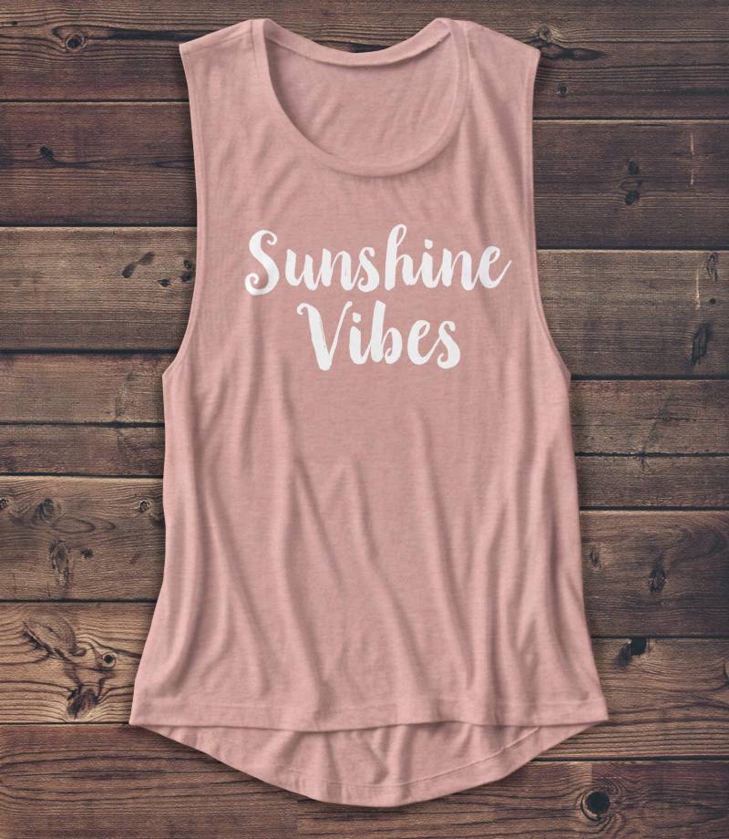 Sunshine Vibes - Strand Shirt Urlaub Outdoor Sonnenschein Sommer Muskel Tank T Grafik Workout Top von Emtizee