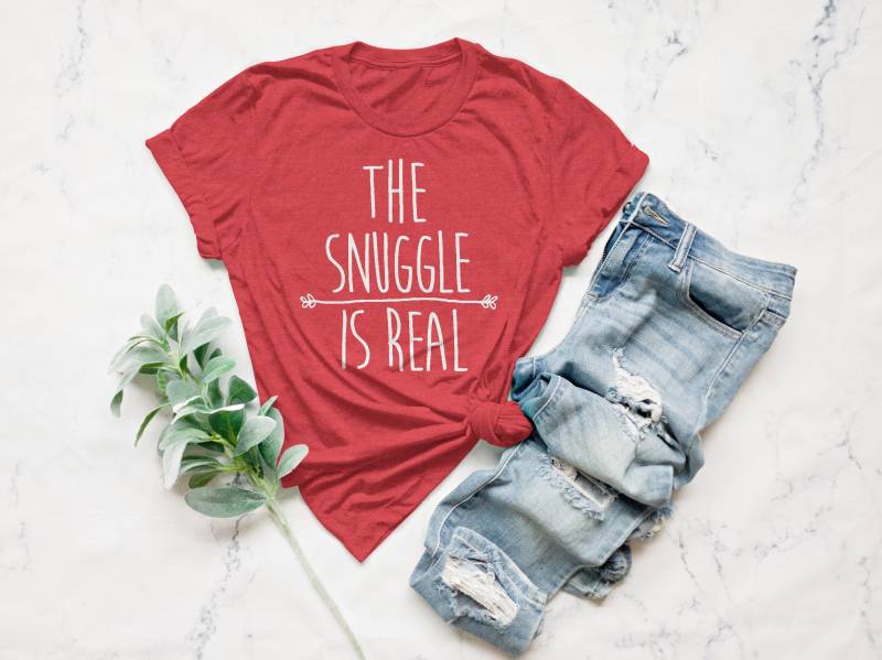 The Snuggle Is Real Shirt, Lustiges T-Shirt, Damen Unisex Crewneck Humor, Schlaf, Lazy, Introvertiert, Nap von Emtizee