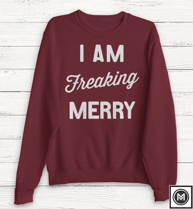 Weihnachtspullover - I Am Freaking Merry Weihnachtshemd Damen Weihnachten Feiertagshemd Geschenk Winterpullover von Emtizee