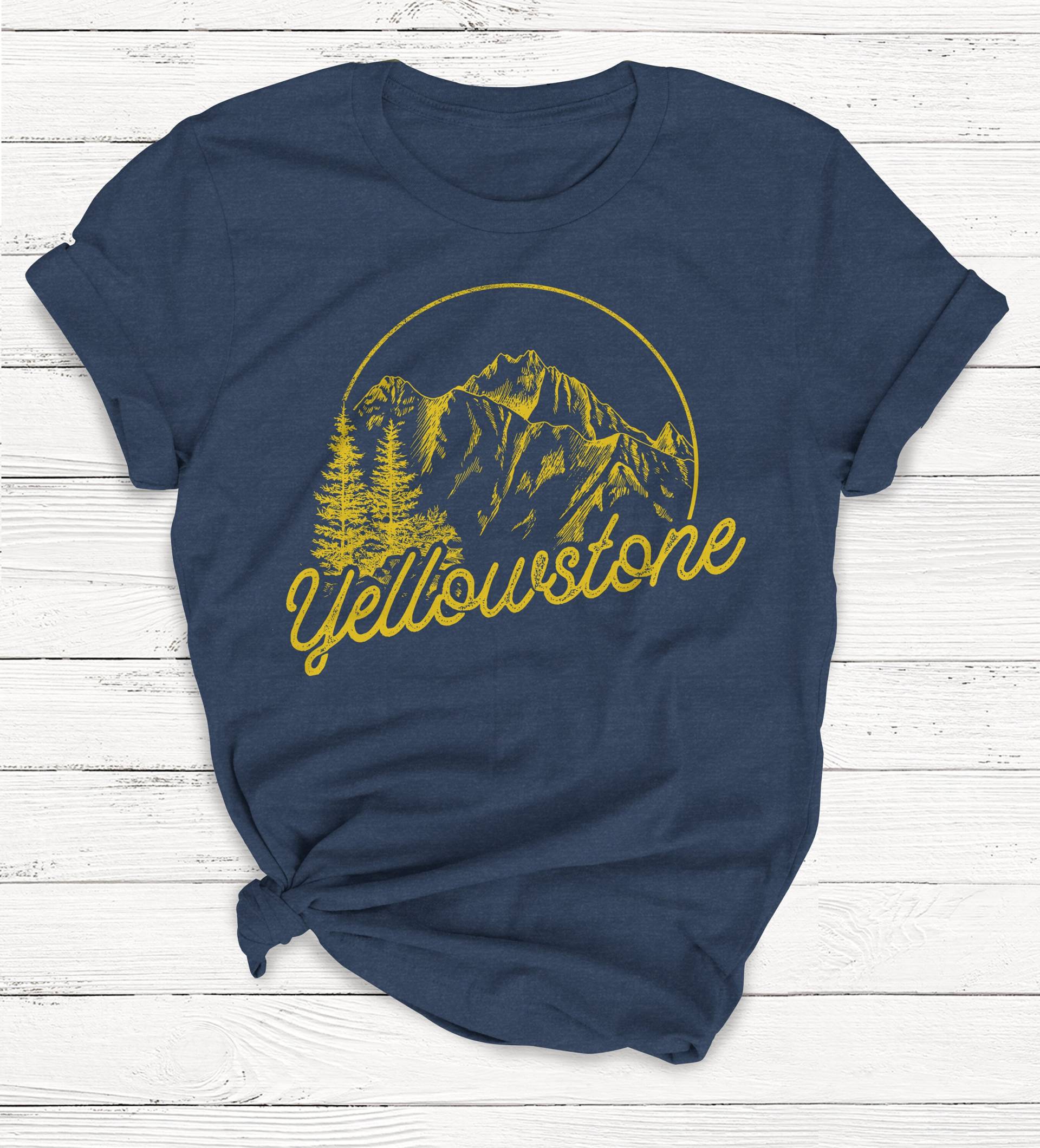 Yellowstone Graphic T-Shirt, Retro Camping Shirt, Ringgesponnene Baumwolle von Emtizee