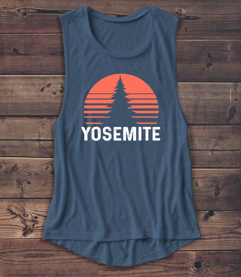 Yosemite Muscle Tank - Sommer T-Shirt Camping Shirt Damen Grafik Abenteuer Explore Retro Vintage von Emtizee