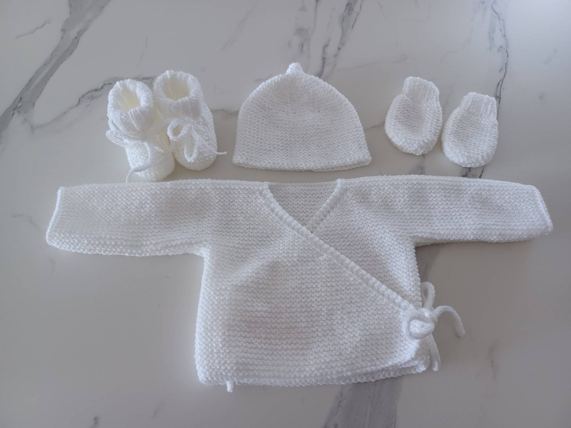 3 - Oder 4-Teiliges Set, Bh, Schühchen, Mütze, Fäustlinge, Weiße Farbe, Babyausstattung Für Mädchen Jungen, Größe 0/1 Monat von EnPassantparHasard