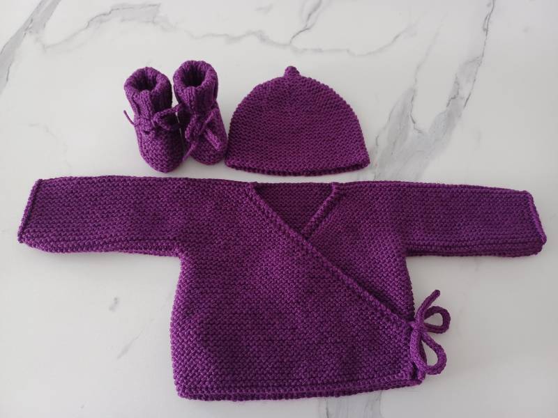 3-Teiliges Set Wickeljacke, Babyschuhe, Mütze, Fäustlinge, Baby-Erstausstattung Für Mädchen Oder Jungen, Pflaumenfarbe, Größe 0/1 Monat von EnPassantparHasard