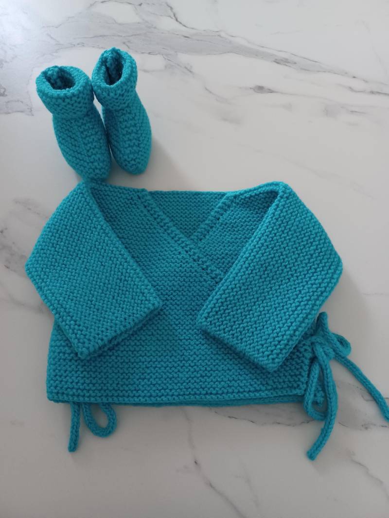 Zweiteiliges Set Wickel-strickjacke Und Babyschuhe Für Mädchen Oder Jungen, Türkisblau, Größe 0/1 Monat von EnPassantparHasard