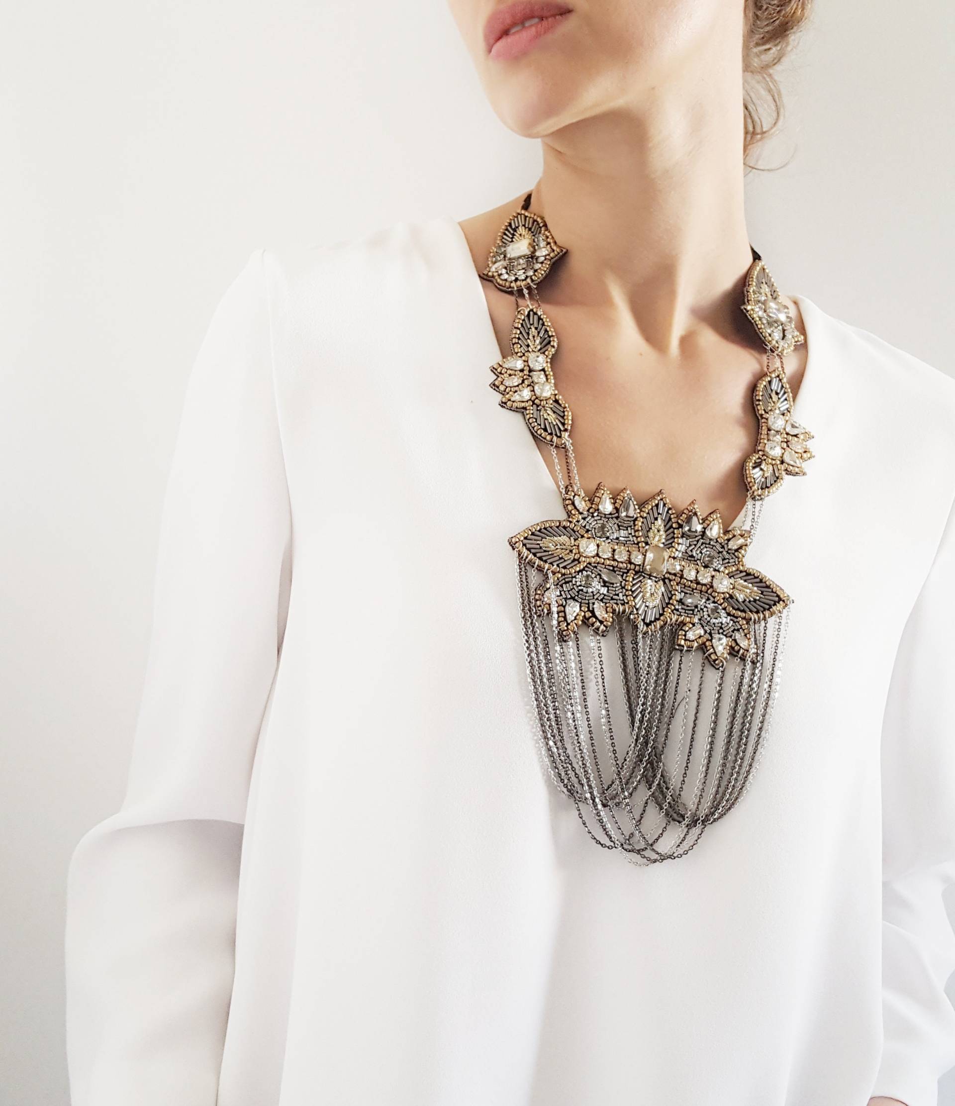 Handbestickte Statement Kette Mit Kristallen. Handgefertigte Graue Und Champagnerfarbene Statement-Halskette. Edelstein Halsketten. Lange Handbestickte Statement Kette Mit Kristallen. Handgefertigte Graue Und Champagnerfarbene Statement-Halskette. Edelstein Halsketten. Lange von EnReflet