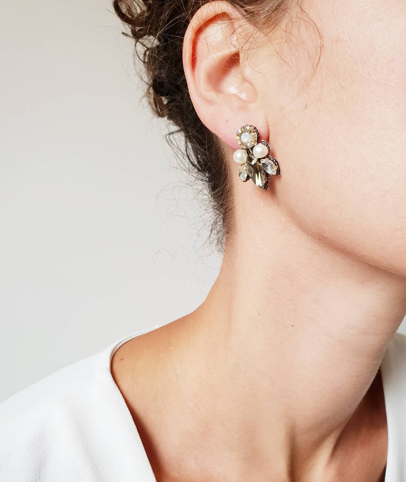 Handbestickte Statement Ohrringe Mit Grauen Kristallen Und Süßwasserperlen. Sterling Silber Ohrstecker. Braut Brautjungfer Geschenk Handbestickte Statement Ohrringe Mit Grauen Kristallen Und Süßwasserperlen. Sterling Silber Ohrstecker. Braut Brautjungfer Geschenk von EnReflet