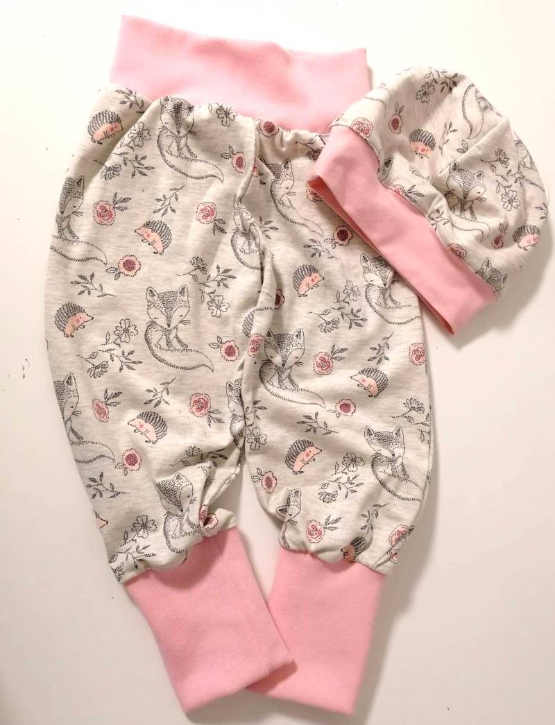 Babyset Mitwachshose Babyhose Pumphose Mit Mütze Grau Rosa Bündchen Fuchs Und Igel Gots Ökotex Babyset Mitwachshose Babyhose Pumphose Mit Mütze Grau Rosa Bündchen Fuchs Und Igel Gots Ökotex von EnableDesigns