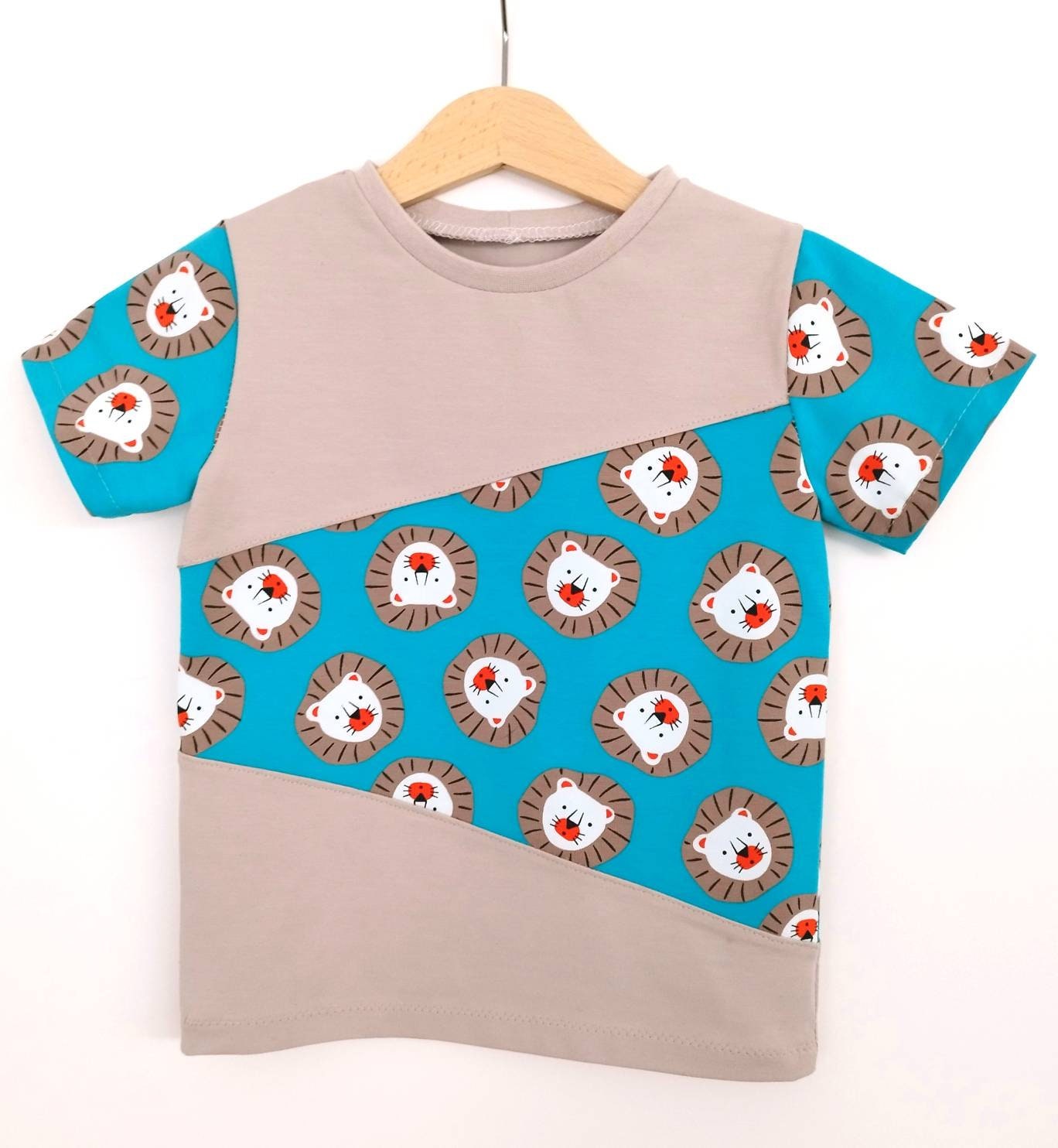 T-Shirt Mit Löwen 114 Bio, Einzelstück von EnableDesigns