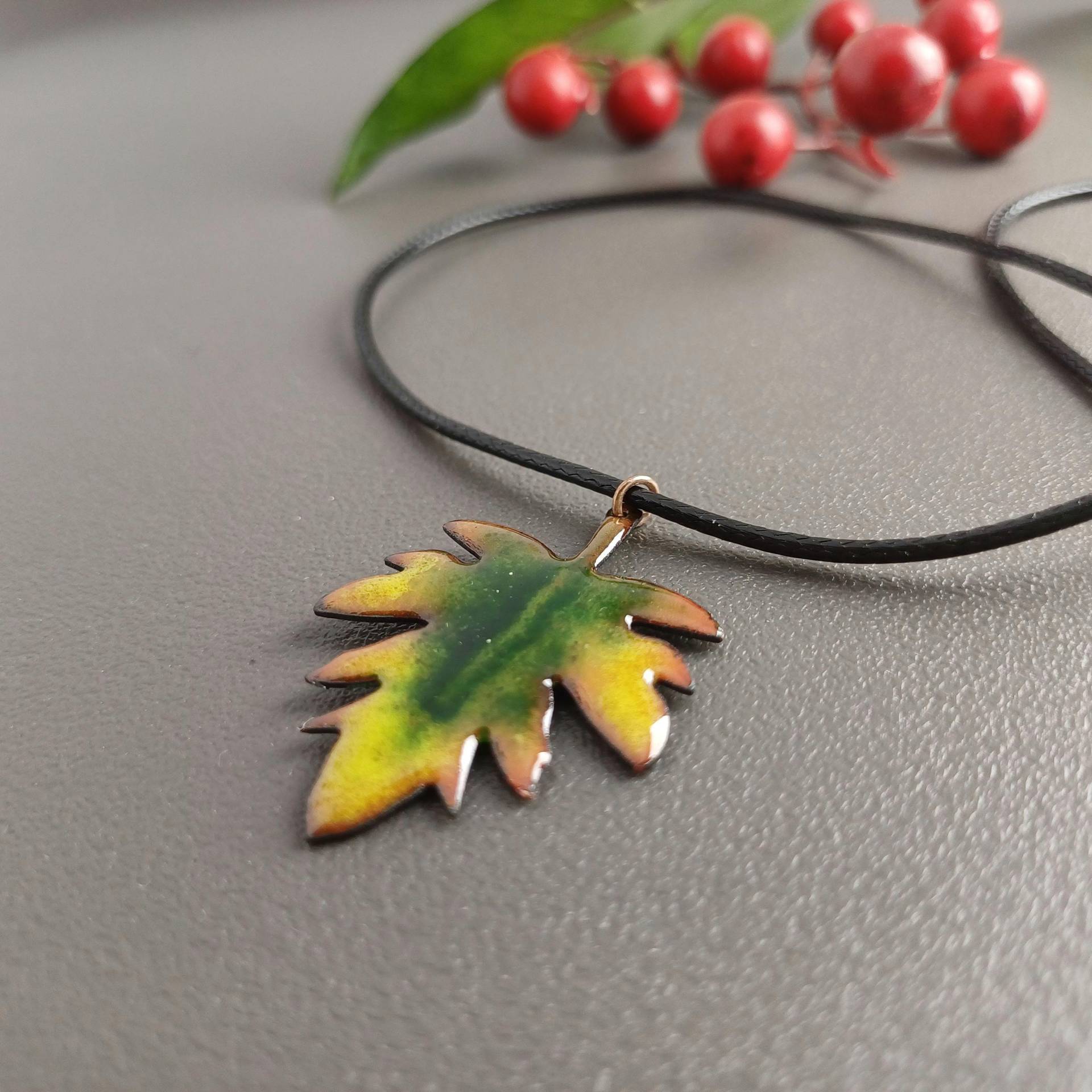 Kette Mit Grünem Blatt Anhänger, Emailleschmuck, Handgefertigt, Unikat, Floral, Glas, Schmuck, Geschenk, Minimalistisch Kette Mit Grünem Blatt Anhänger, Emailleschmuck, Handgefertigt, Unikat, Floral, Glas, Schmuck, Geschenk, Minimalistisch von EnamelAnn