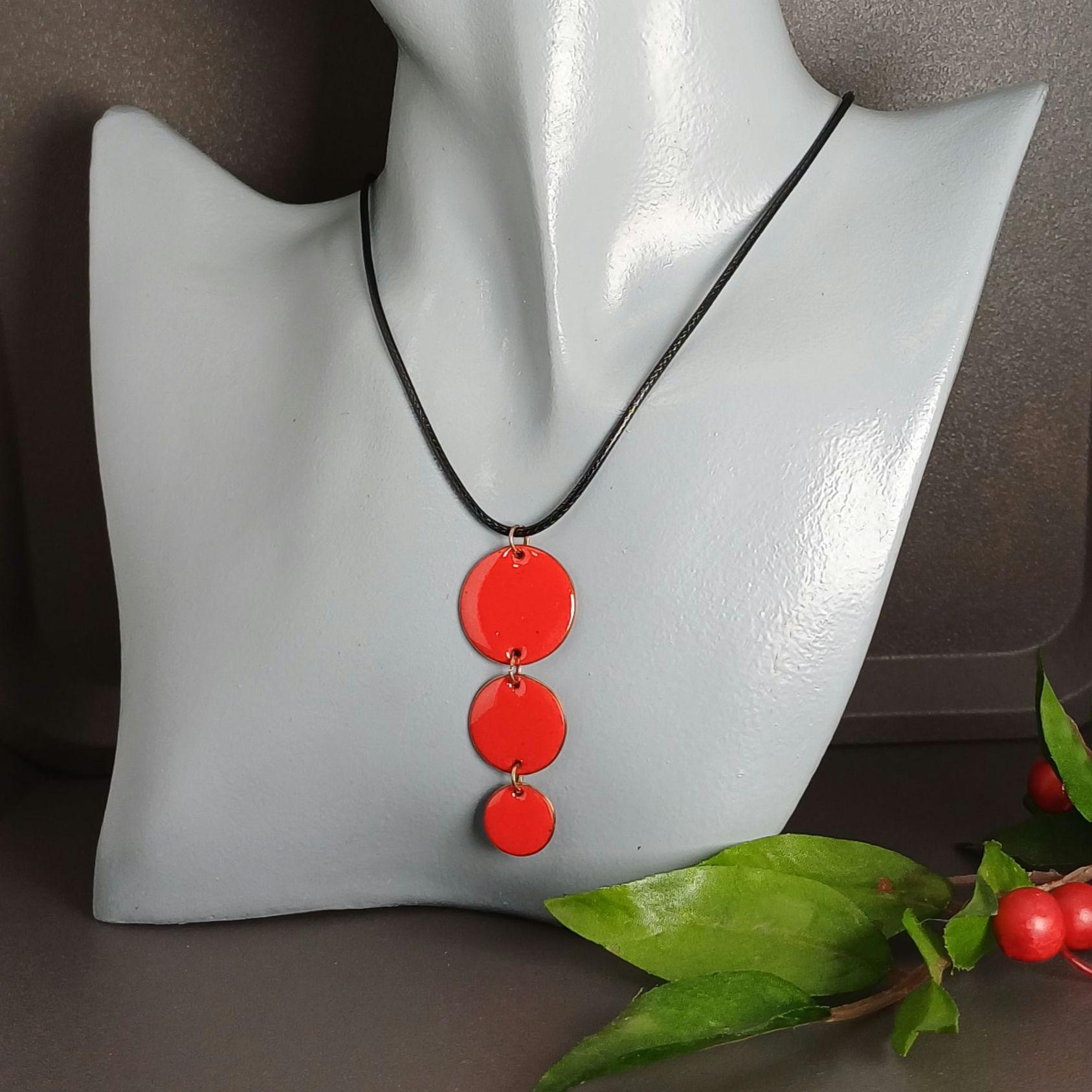 Rote Kette Mit Anhänger Aus Emaille, Halskette, Handgefertigt, Unikat, Glas, Schmuck, Geschenk, Minimalistisch Rote Kette Mit Anhänger Aus Emaille, Halskette, Handgefertigt, Unikat, Glas, Schmuck, Geschenk, Minimalistisch von EnamelAnn