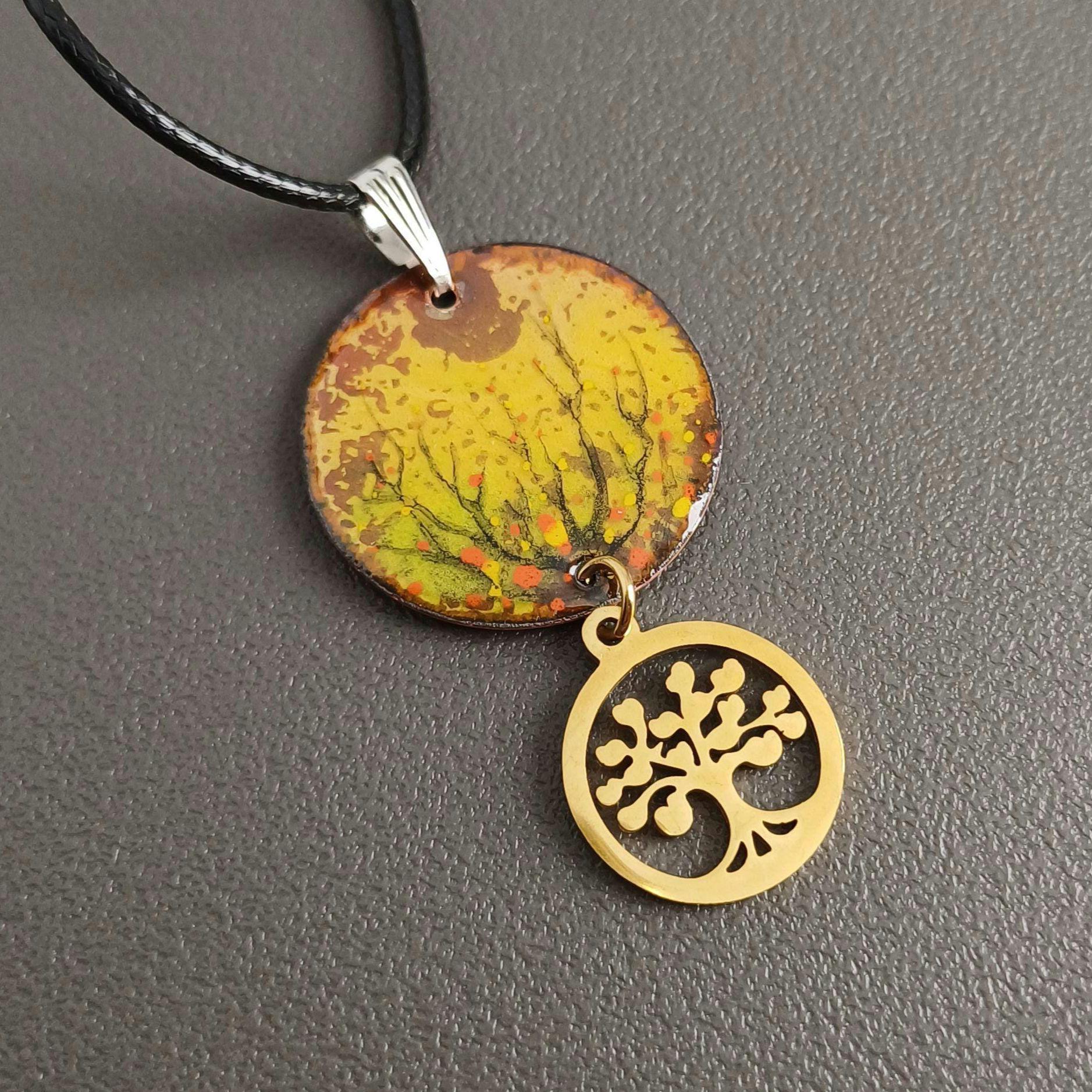 Yggdrasil Kettenanhänger, Emaille, Lebensbaum, Halskette, Handgefertigt Und Handbemalt, Unikat, Geschenk, Glas, Minimalistisch Yggdrasil Kettenanhänger, Emaille, Lebensbaum, Halskette, Handgefertigt Und Handbemalt, Unikat, Geschenk, Glas, Minimalistisch von EnamelAnn